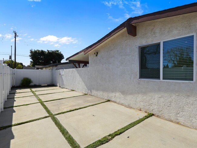 Photo - 15803 Chatsworth St