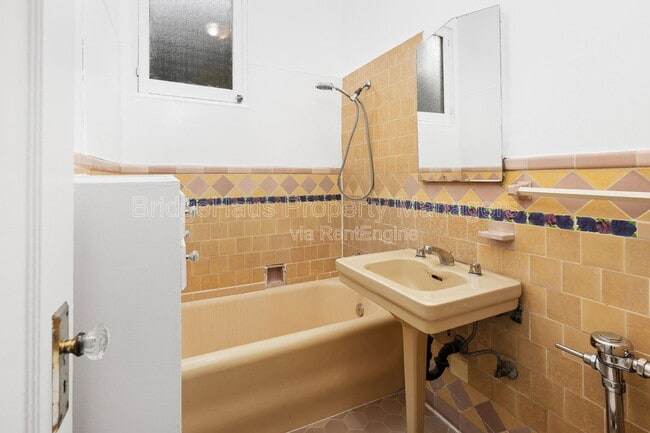 Photo - 2664 Sixth Avenue