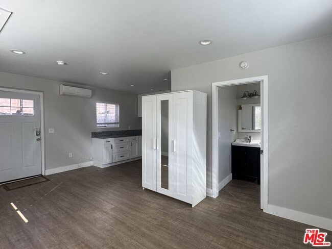 Photo - 5460 Burnet Ave