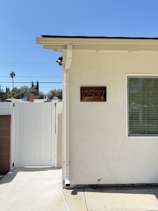 Photo - 7539 Royer Ave