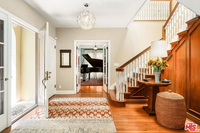 Photo - 2000 N Hobart Blvd