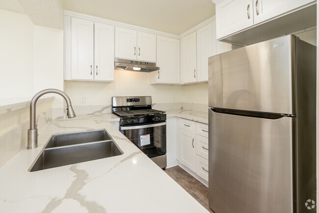 2BR, 1BA - 750SF - Kitchen - 636 N HILL PLACE