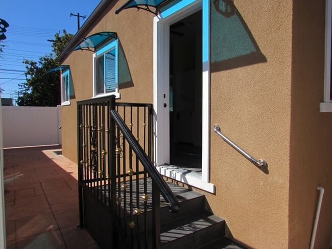 Building Photo - 2bed/1 bath ADU--NEW--Private with wrap around patio/yard Washer/Dryer included!