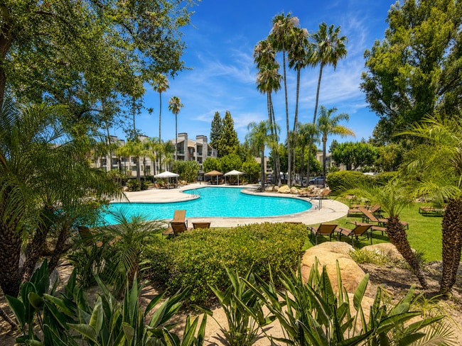 Building Photo - 5525 Canoga Ave Unit 209