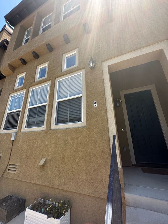 Building Photo - Stunning 3-Bedroom, 2.5-Bath Townhome in the Heart of Torrey Highlands – A Must-See!