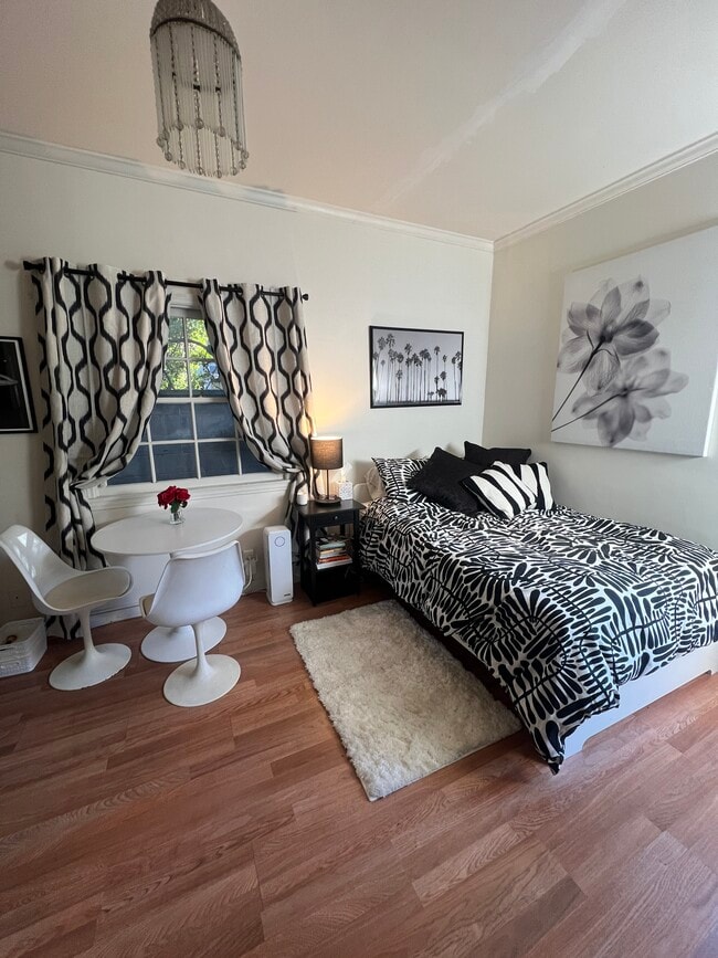 Building Photo - 532 S Irving Blvd Unit Garden Studio