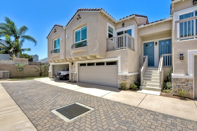 Building Photo - Show-stopping, Brand-New Townhome in the H...