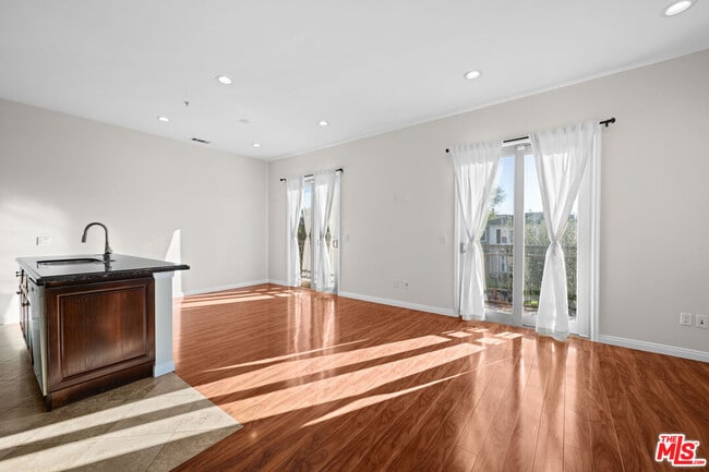 Photo - 6069 Horner St