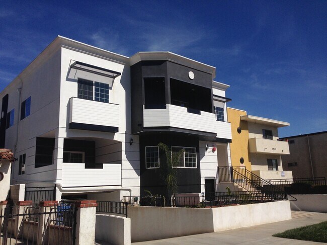 Building Photo - 14639 Sylvan St Unit 2