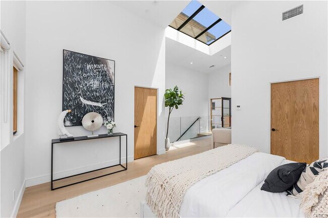 Building Photo - 1035 1/2 North Vista Street, West Hollywoo...