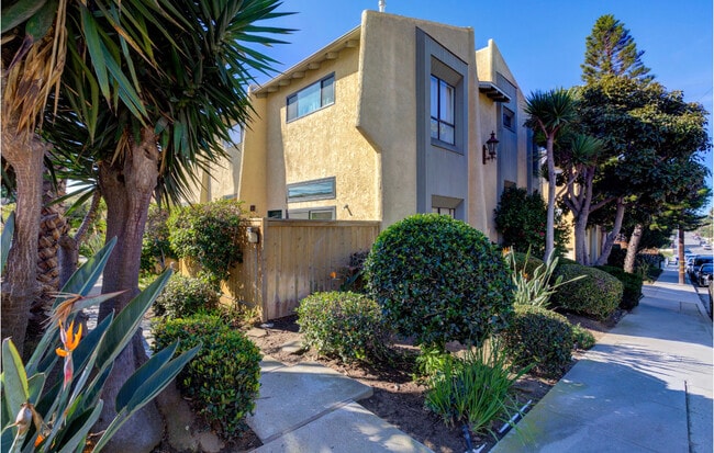 Building Photo - 2520 Ruhland Ave Unit D