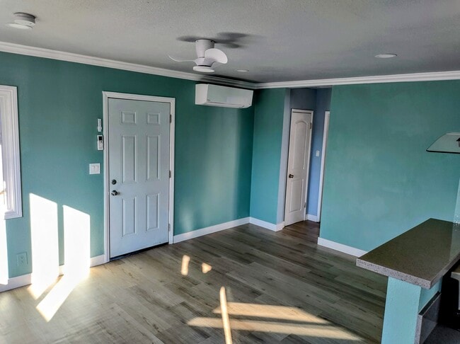 Building Photo - 720 W 47th St Unit Top floor apartment