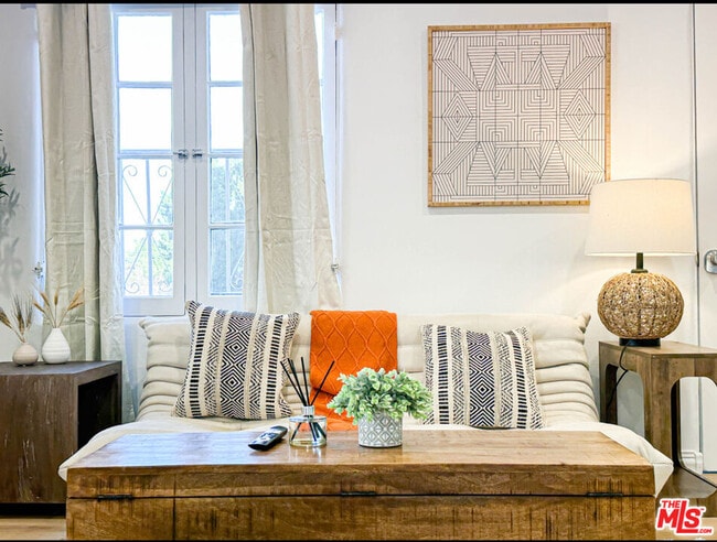 Photo - 239 S Doheny Dr