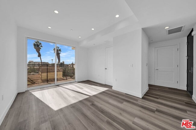 Building Photo - 667 N Wilton Pl Unit 307