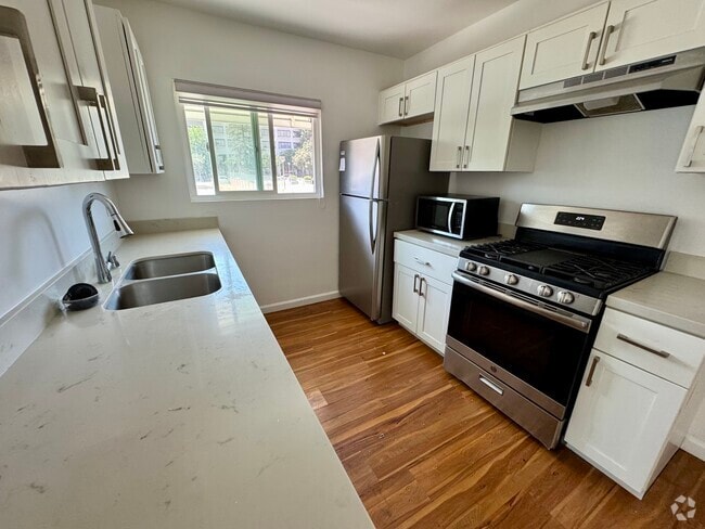 Building Photo - 275 N. Oakland Rental