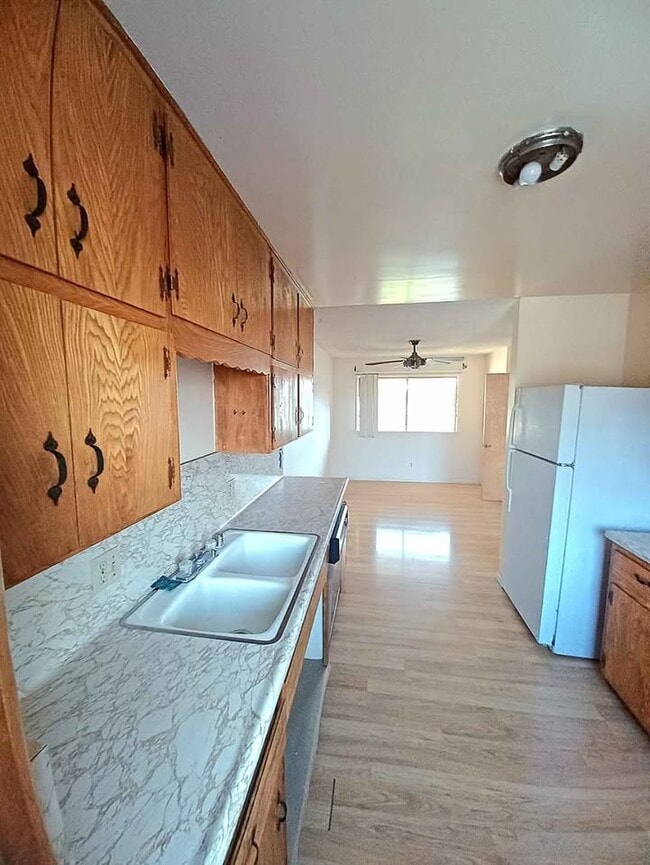 kitchen & dining area - 2239 N Frederic St Unit Loft with views