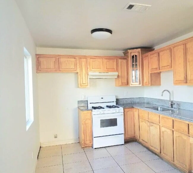 Photo - 844 W 54th St