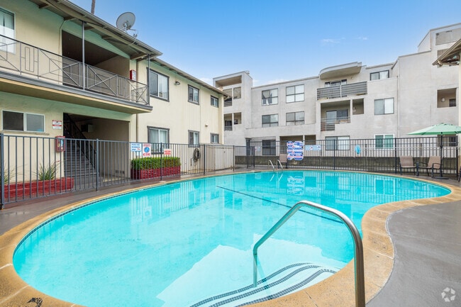 Pool - Chateau Laurel Apartments