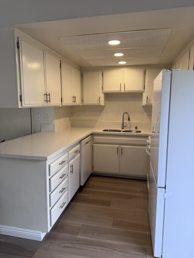 Kitchen - Corinth Ave. Apartments