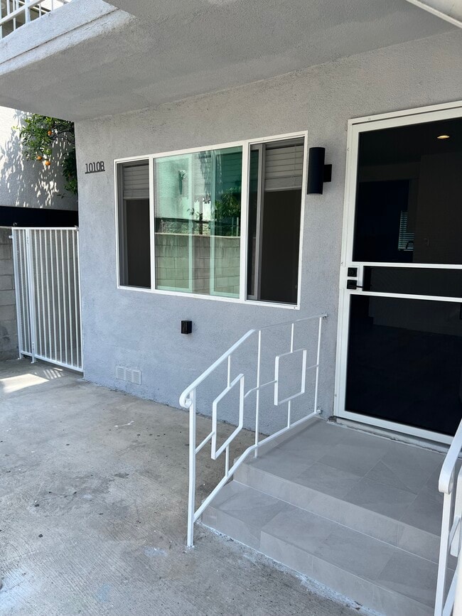 Building Photo - 1010 Orange Grove Ave Unit B