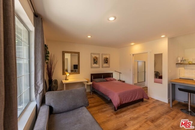 Photo - 12835 Delano St