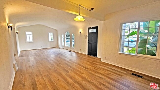 Photo - 132 S La Peer Dr