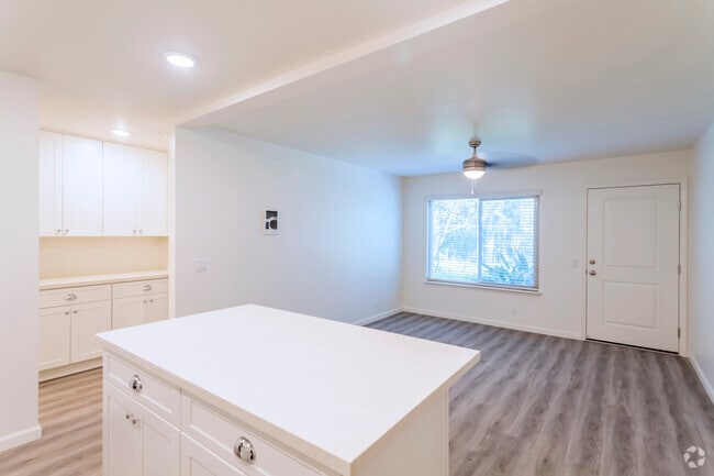 1 BR, 1 BA - 700 SF - Village View