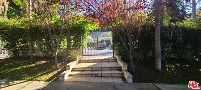 Building Photo - 1258-1258 Coldwater Canyon Dr