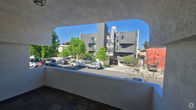 Building Photo - Large Upstairs 3-bedroom Apartment, Minute... Unit 3