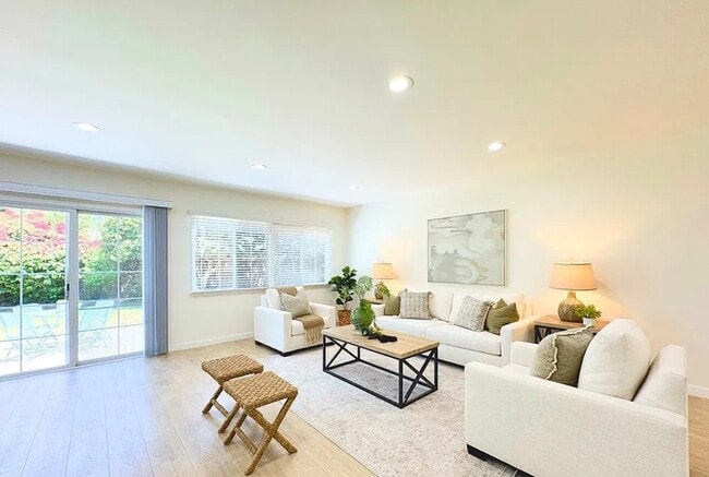 Photo - 20323 Lorne St