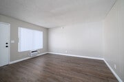 1BR, 1BA - 635SF - Living Room - 1356 W Stoneridge Ct.