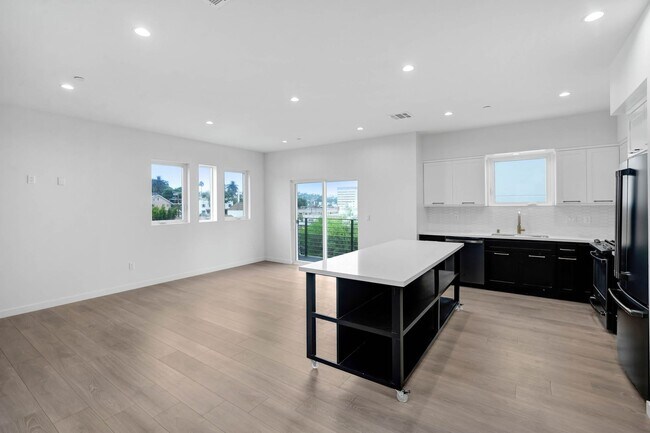 Photo - 5 Bedroom / 4 bathroom Fully Detached Townhouse in Echo Park with Private Garage