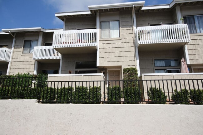 Building Photo - Spacious 3 Bedroom + Bonus Room Townhome with 2-car garage
