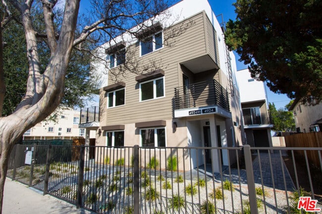 Building Photo - 4924 Laurel Canyon Blvd Unit 2