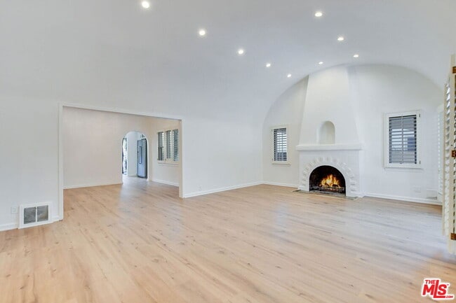 Photo - 344 S Swall Dr