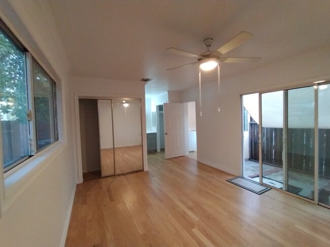 Photo - 6943 Balcom Ave