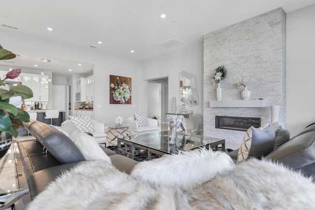 Photo - 81695-695 Thunder Gulch Way