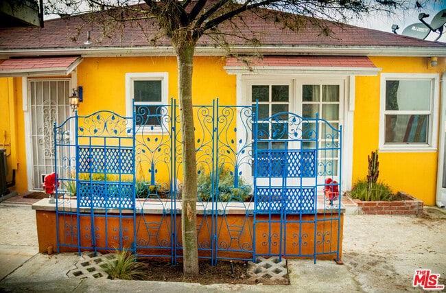 Photo - 2420 Teviot St