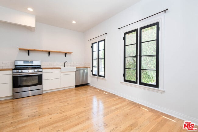 Photo - 1085 Cloverdale Ave Unit 1085