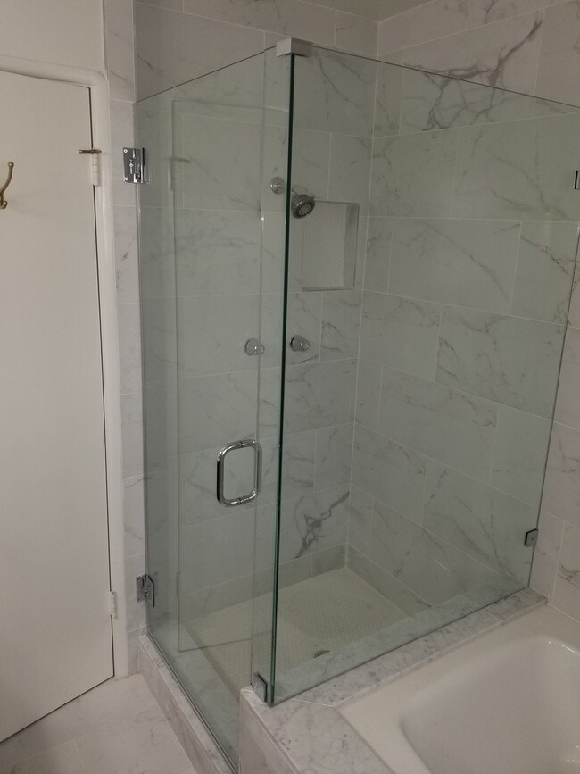 Front Bathroom Shower - 6012 S Kings Rd