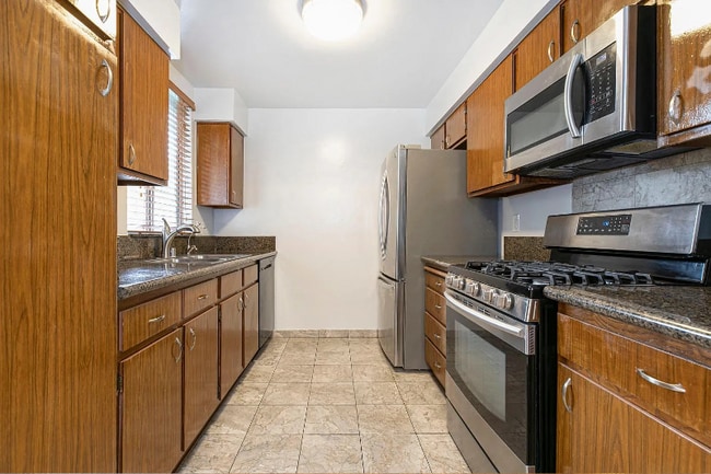 Photo - 14990 Victory Blvd