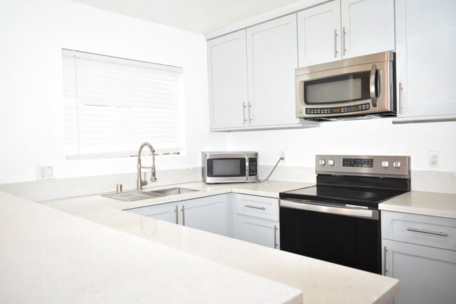 Photo - Modern 2 bed 1 Ba Unit, Private Patio and Community Pool (San Diego, 92105) Unit 1
