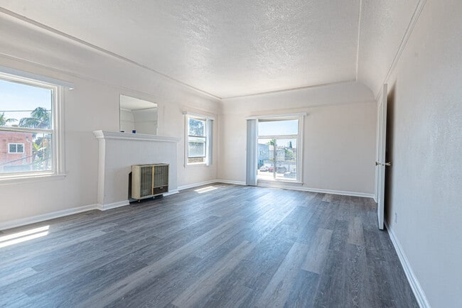Building Photo - 4915 San Vicente Blvd Unit 2