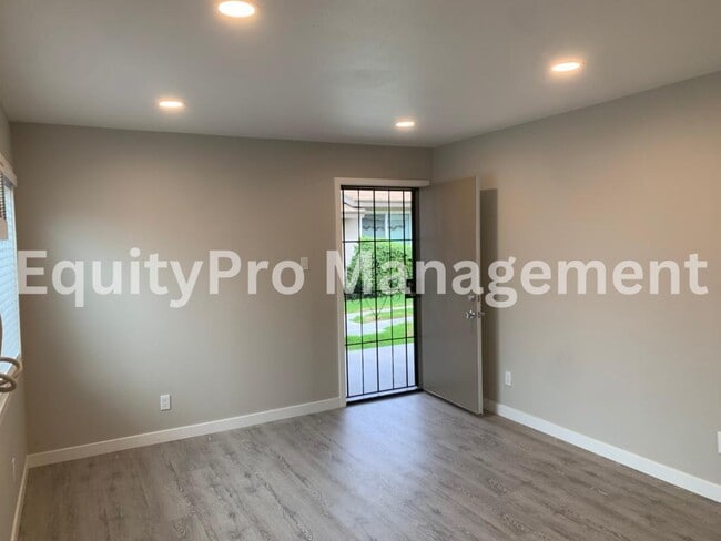 Photo - 7043 Pickering Ave