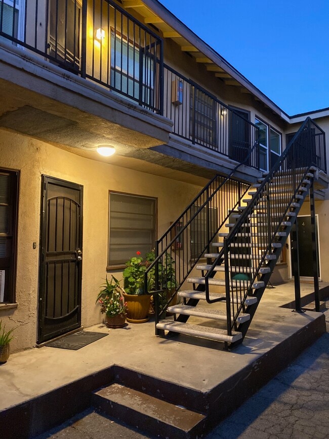 Side of the building - 6128 De Longpre Ave Unit Apartment 6