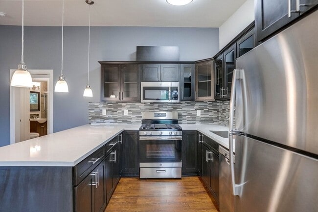 Building Photo - 3105 W 27th St Unit 37