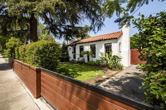 Building Photo - Charming Spanish-Style Gem in Coveted Tolu... Unit House