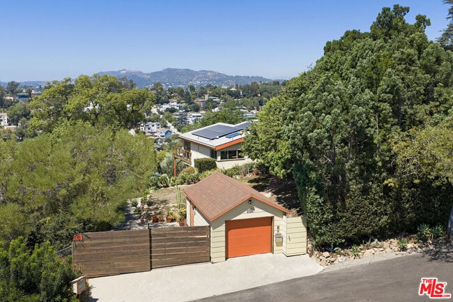Building Photo - 2021 Park Dr