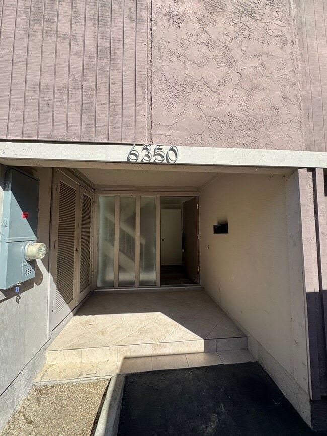 Photo - 3 bd/2 ba Townhouse close to USD.