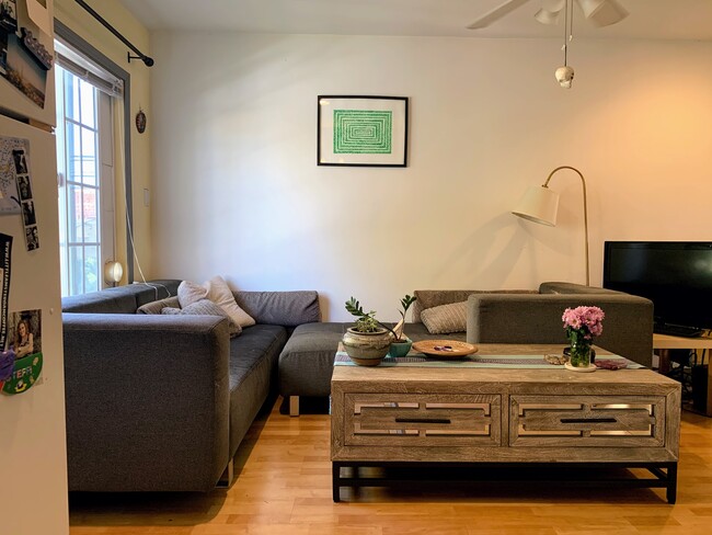 Building Photo - 1339-1345 S. Sycamore Avenue Unit 1339